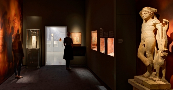 Abb. 1: Ein Blick in die Ausstellung „Nero – Kaiser, Künstler und Tyrann“ im Rheinischen Landesmuseum Trier. Die oben genannte emotionale Inszenierung zeigt sich nicht zuletzt im gezielten Einsatz von Licht und Schatten.